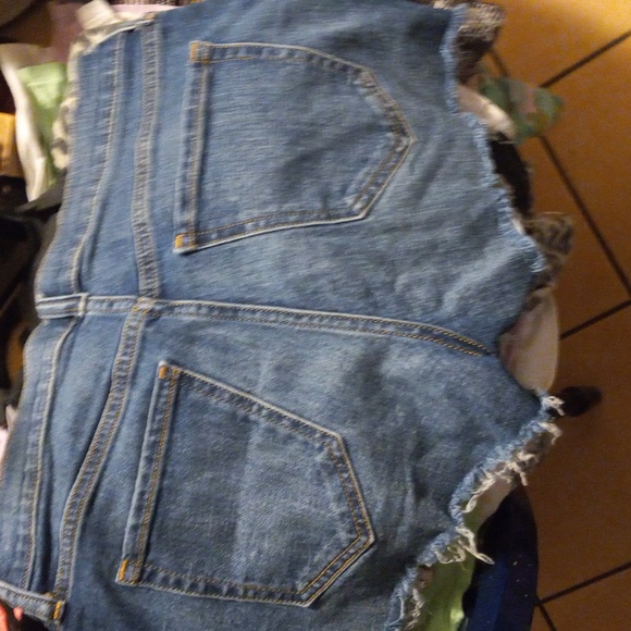 Old navy boyfriend jean shorts - Picture 2 of 2
